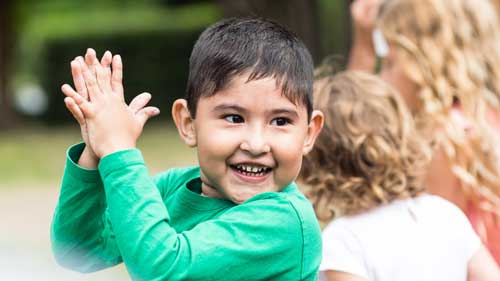 niño sonriendo en un juego
